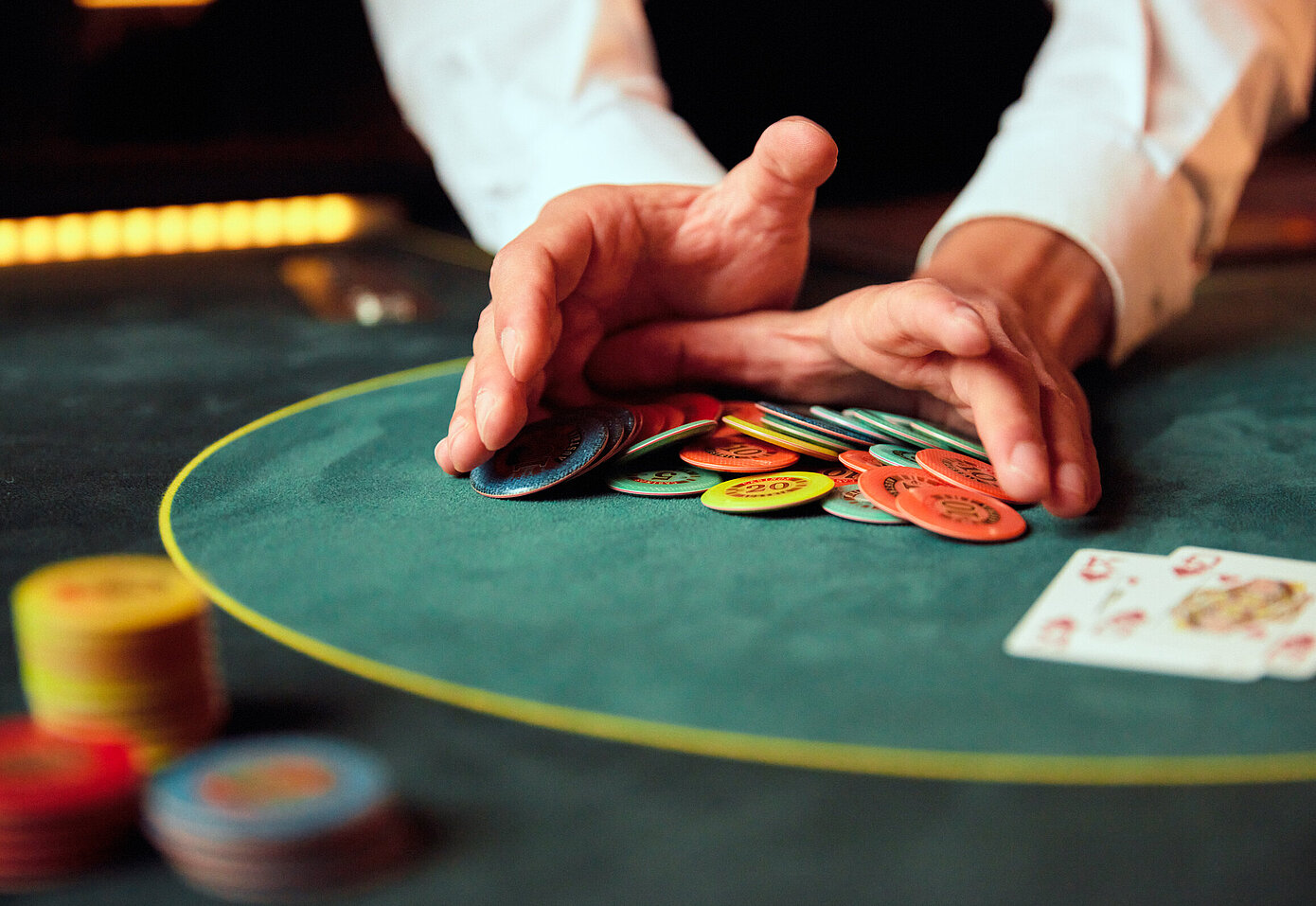Poker Close-up Dealer schiebt Jetons Pot Gewinn Cashgame
