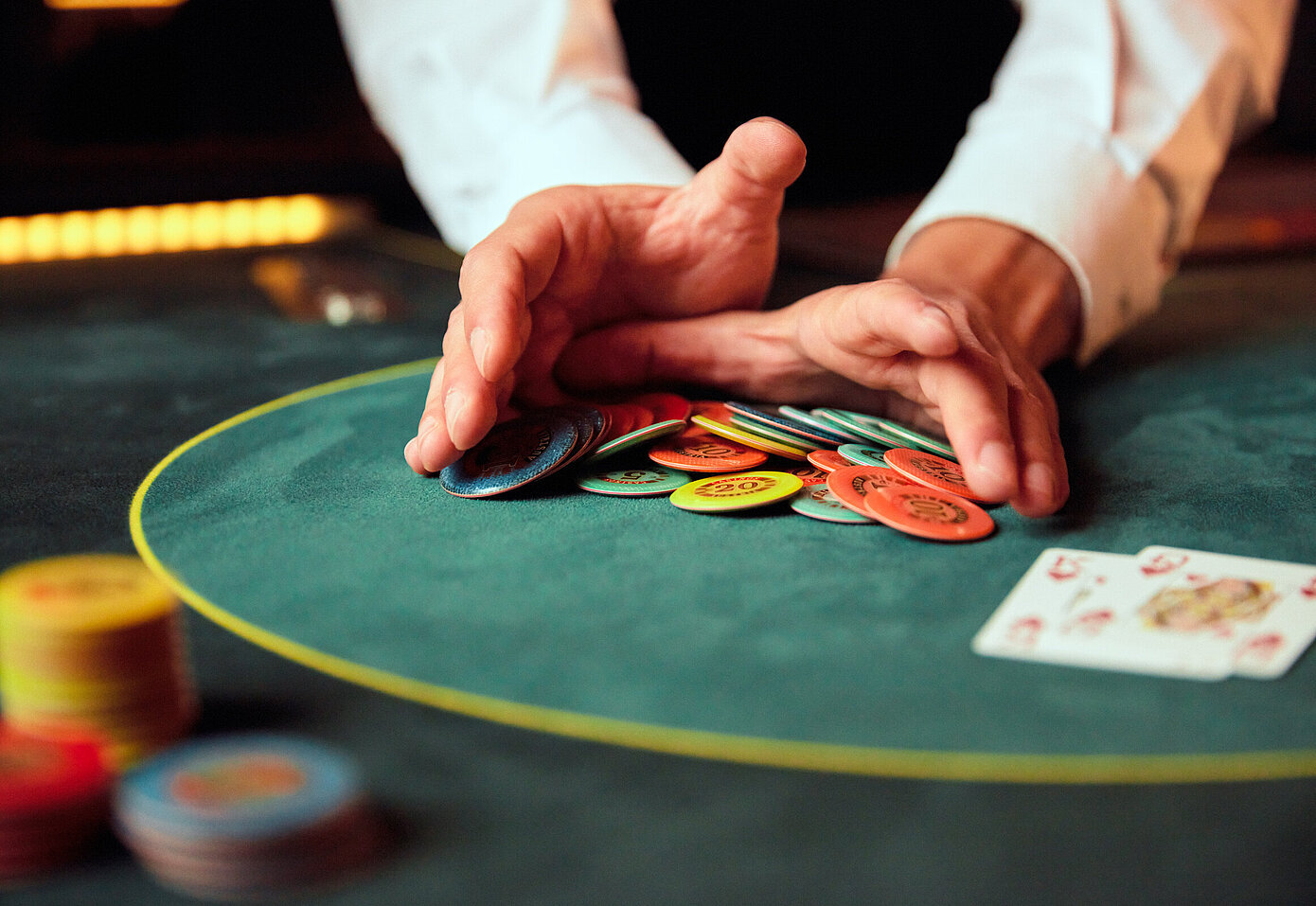 Poker Close-up Dealer schiebt Jetons Pot Gewinn Cashgame