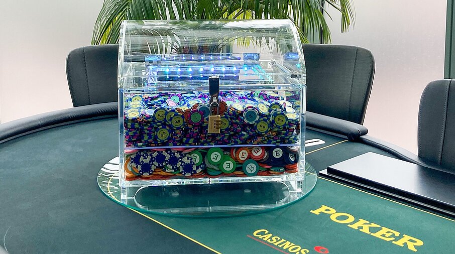 Schatztruhe auf dem Pokertisch