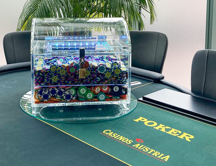 Casinos Austria Schatztruhe auf dem Pokertisch