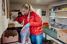 Mitarbeiter:innen des Casino Kitzbühel beteiligten sich für das Projekt „Team Österreich Tafel“ des Roten Kreuzes an der Sammlung und Ausgabe von Lebensmitteln an Menschen mit geringem Einkommen