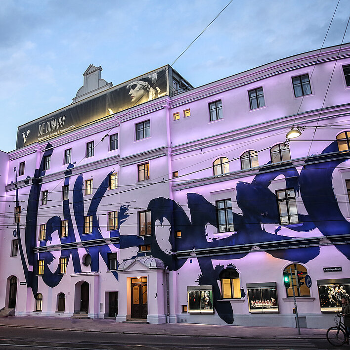 Volksoper Außenansicht lila