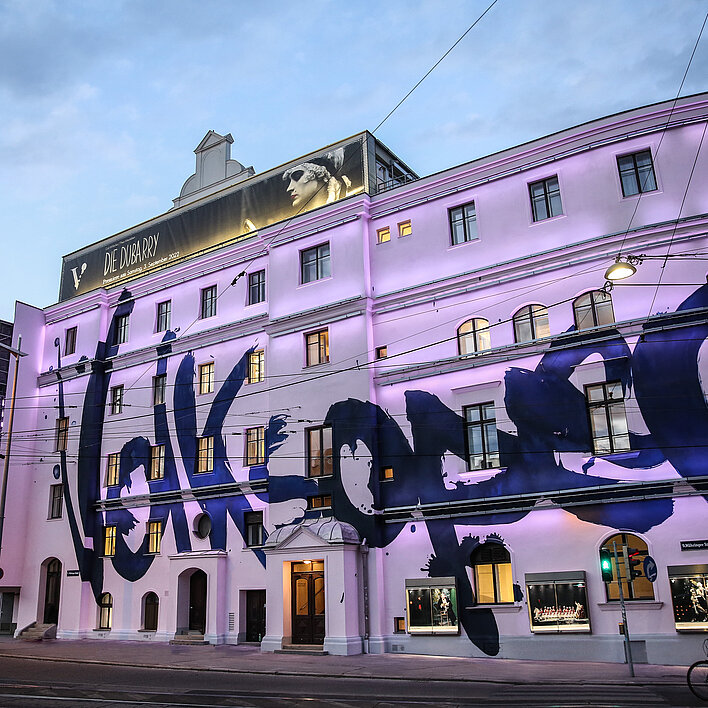 Volksoper Außenansicht lila
