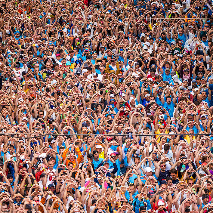 Wings for Life World Run 2025 Menschen-Menge am Start formen Herz mit Händen