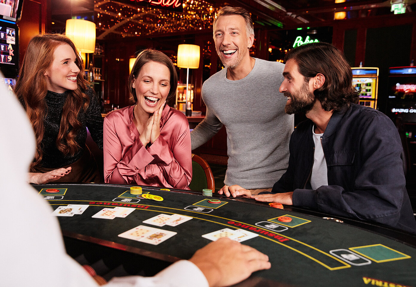 Casino Gäste haben Freude beim Black Jack Spiel