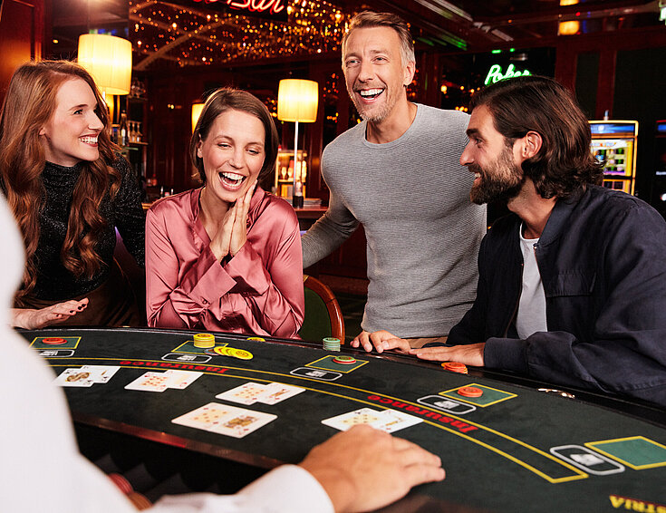 Casino Gäste haben Freude beim Black Jack Spiel