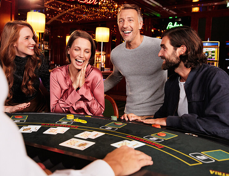 Casinos Austria Casino Gäste haben Freude beim Black Jack Spiel