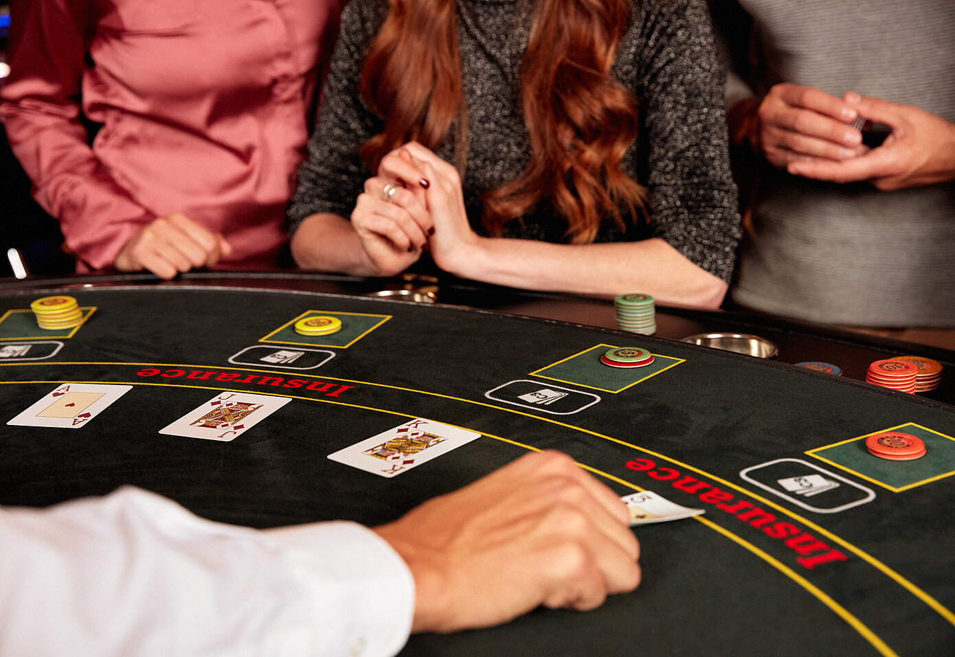 Black Jack Spieltisch mit Jetons Croupier gibt die Karten