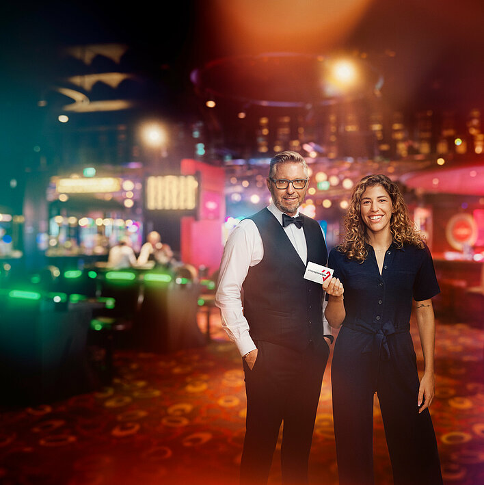 Casinos Austria Mitarbeiter zeigen Playsponsible Logo