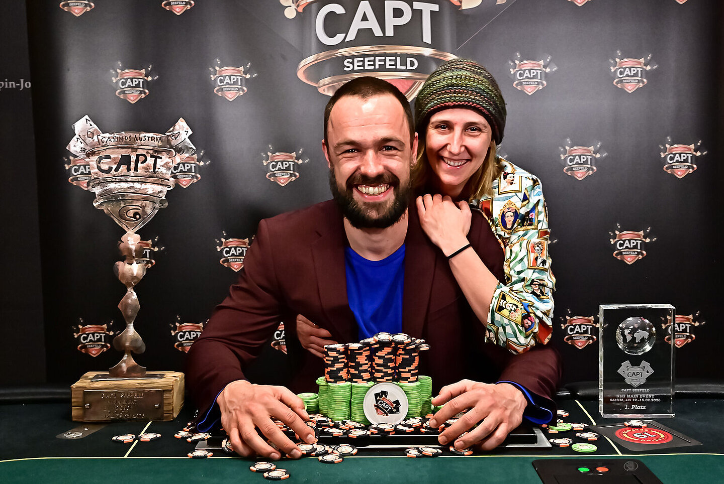 CAPT Seefeld Februar 2026 Sieger Ole mit Partnerin, Pokal und Jetons