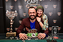 CAPT Seefeld Februar 2026 Sieger Ole mit Partnerin, Pokal und Jetons