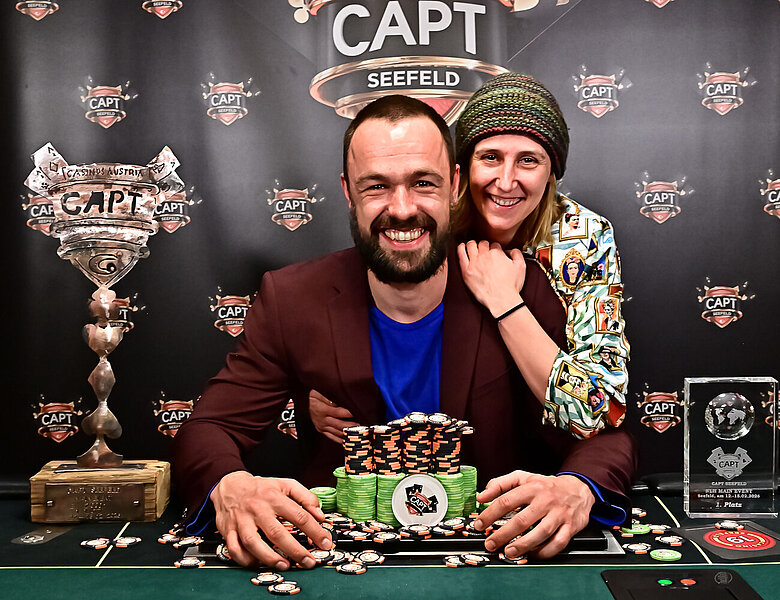 CAPT Seefeld Februar 2026 Sieger Ole mit Partnerin, Pokal und Jetons