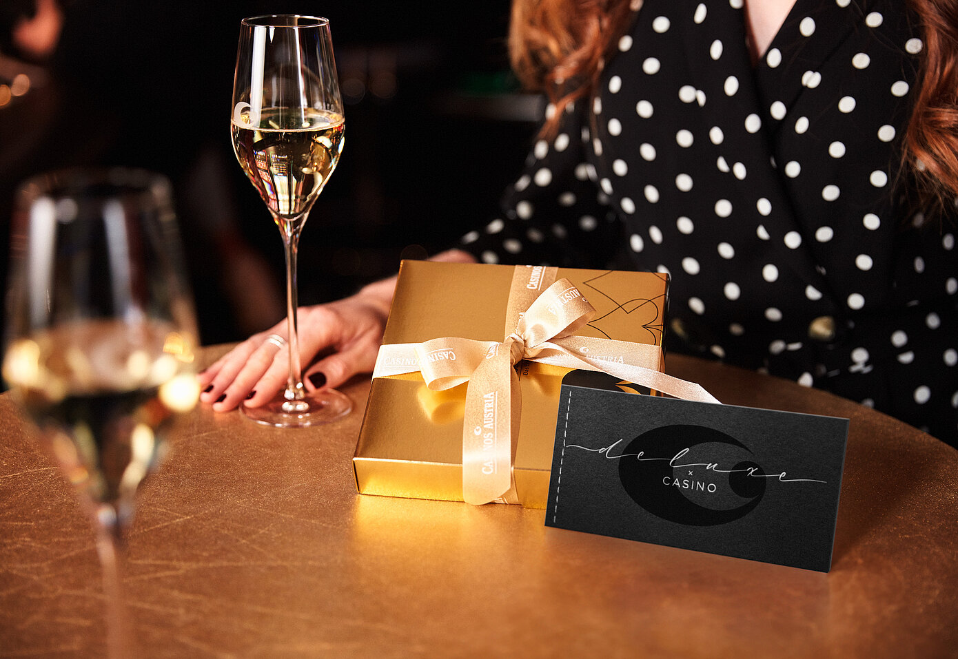 Tisch mit Geschenkpaket und Deluxe und Casino Gutschein