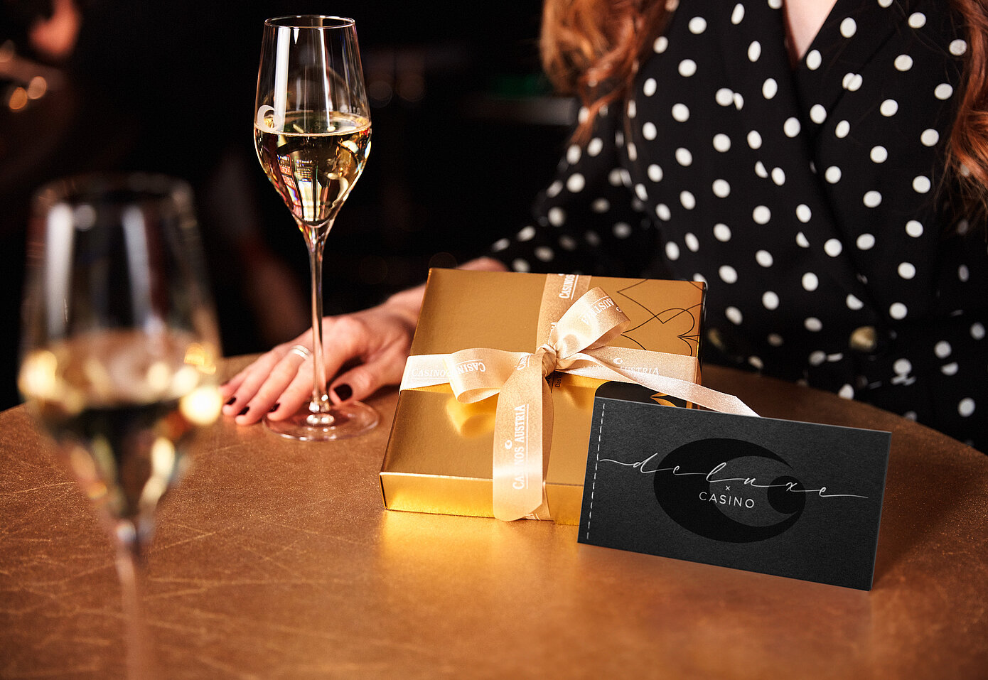 Tisch mit Geschenkpaket und Deluxe und Casino Gutschein