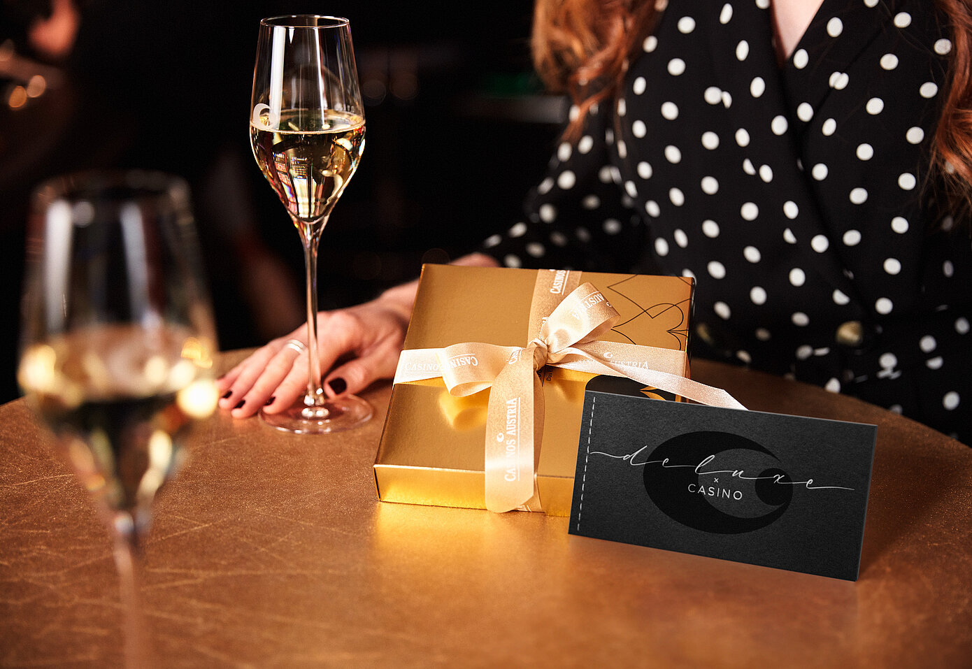 Tisch mit Geschenkpaket und Deluxe und Casino Gutschein