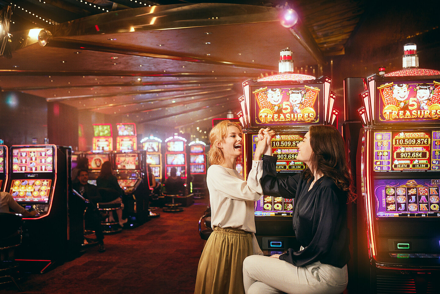 Zwei junge Damen jubeln im Automatensaal von Casinos Austria