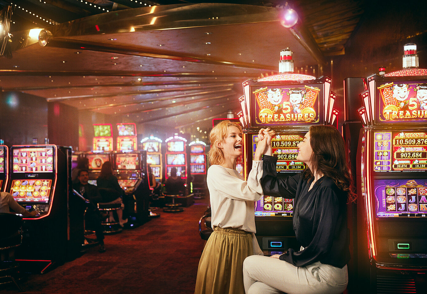 Zwei junge Damen jubeln im Automatensaal von Casinos Austria