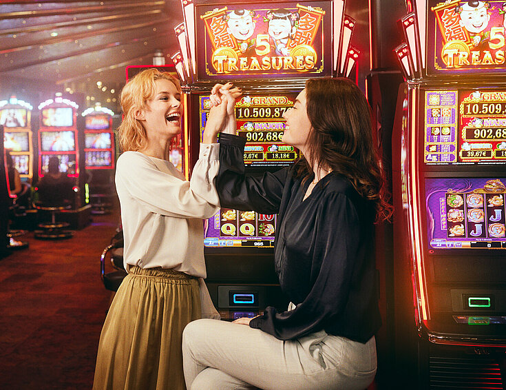Casinos Austria Zwei junge Damen jubeln im Automatensaal von Casinos Austria