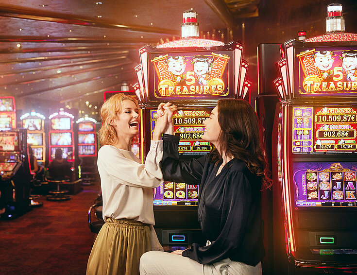 Casinos Austria Zwei junge Damen jubeln im Automatensaal von Casinos Austria