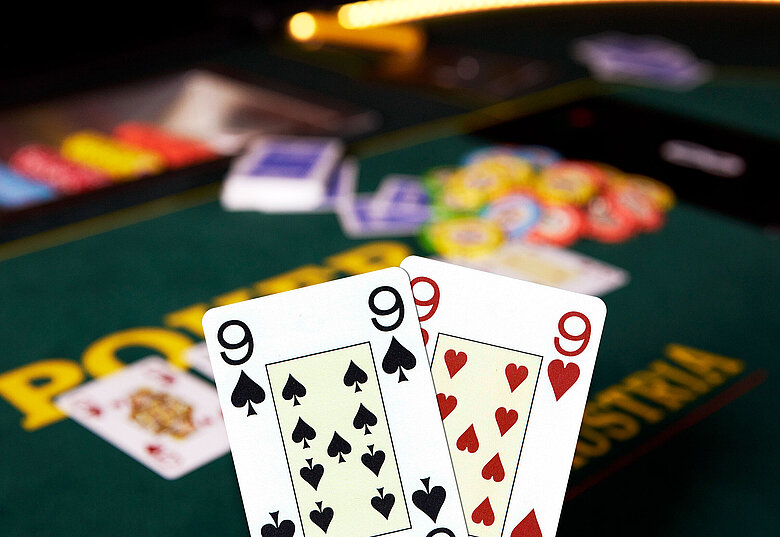 Lucky 9 Poker Cash Game Aktion Pokerhand mit zwei Neunern