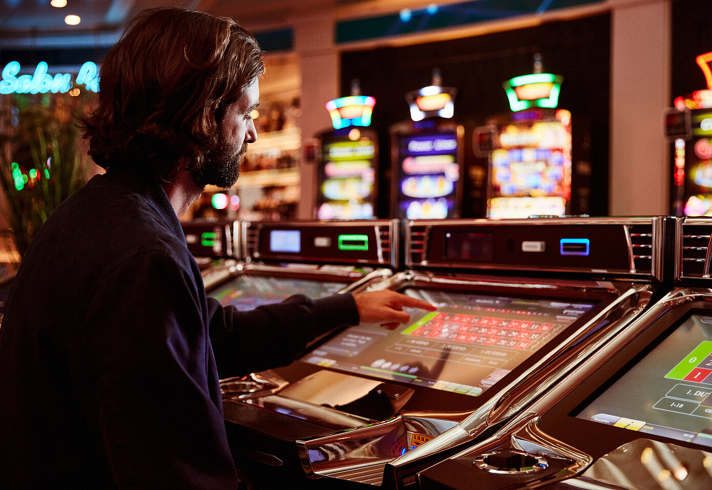 Mann am Easy-Roulette Automaten im Casino