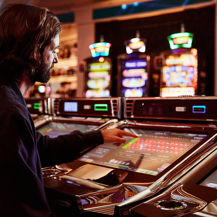 Mann am Easy-Roulette Automaten im Casino