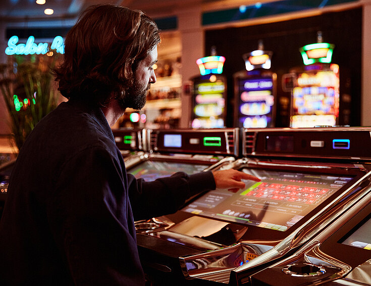 Casinos Austria Mann am Easy-Roulette Automaten im Casino