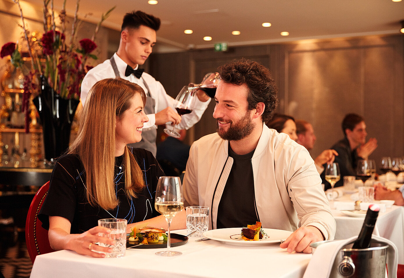 Restaurant Model Paar Kellner Wein