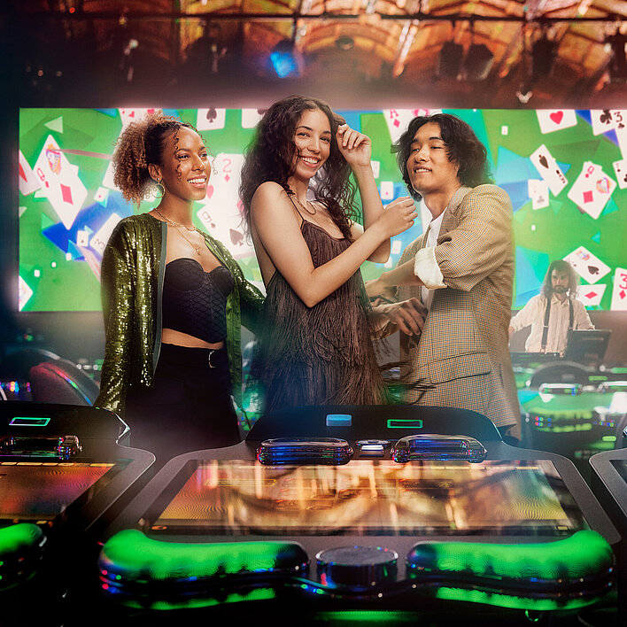 2 Frauen und ein Mann stehen vor der Xperience Zone im Casino