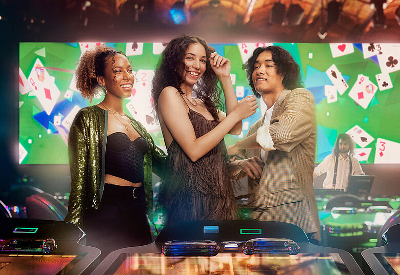 2 Frauen und ein Mann stehen vor der Xperience Zone im Casino