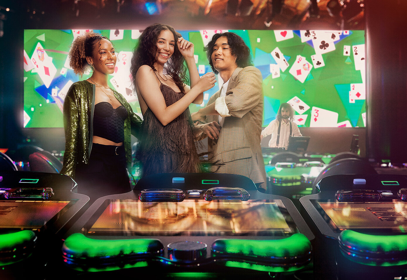 2 Frauen und ein Mann stehen vor der Xperience Zone im Casino