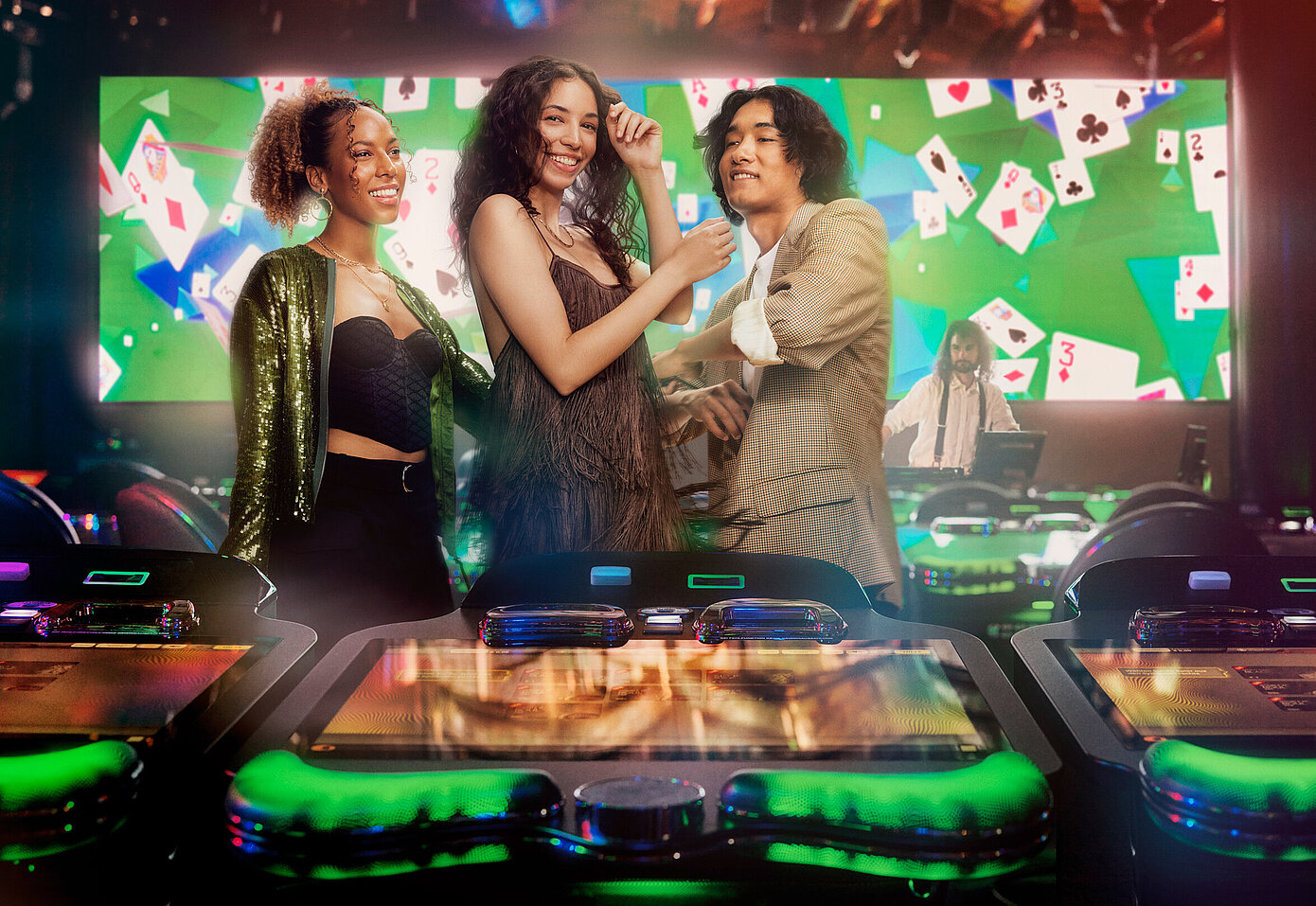 2 Frauen und ein Mann stehen vor der Xperience Zone im Casino