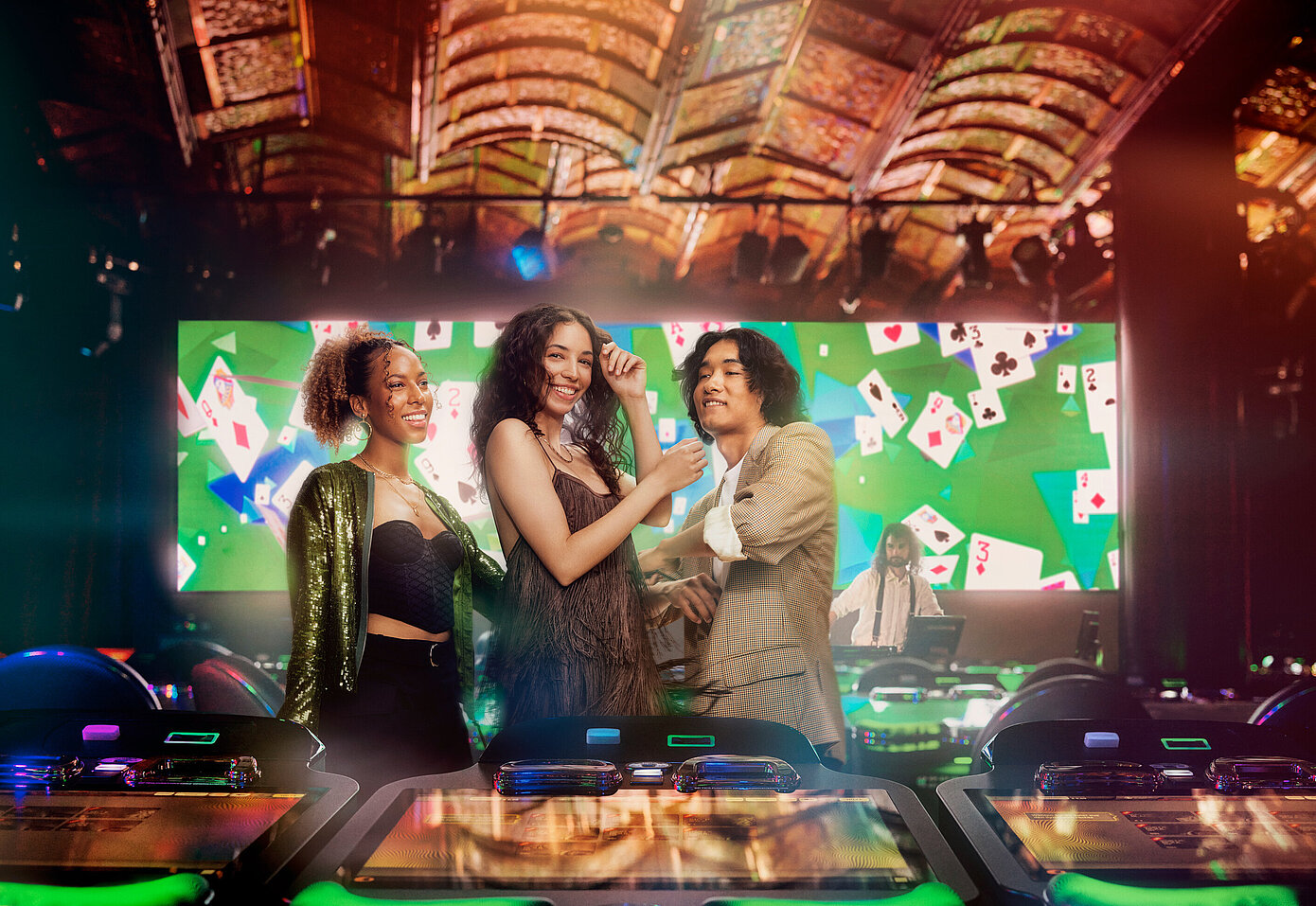 2 Frauen und ein Mann stehen vor der Xperience Zone im Casino