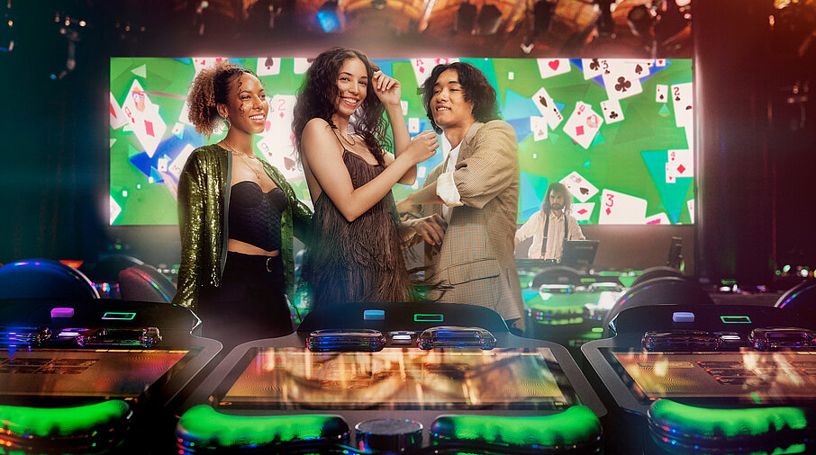 2 Frauen und ein Mann stehen vor der Xperience Zone im Casino