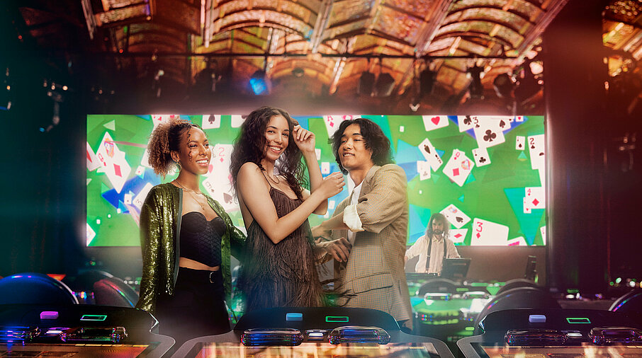 2 Frauen und ein Mann stehen vor der Xperience Zone im Casino