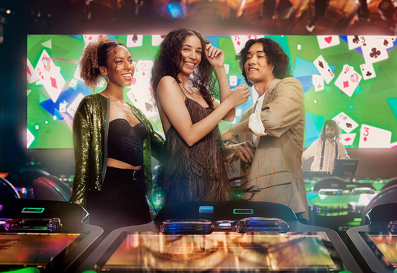 2 Frauen und ein Mann stehen vor der Xperience Zone im Casino