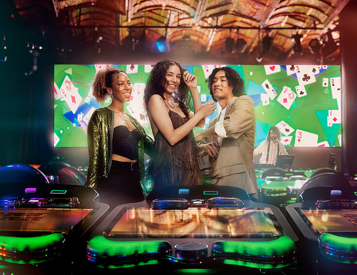 2 Frauen und ein Mann stehen vor der Xperience Zone im Casino