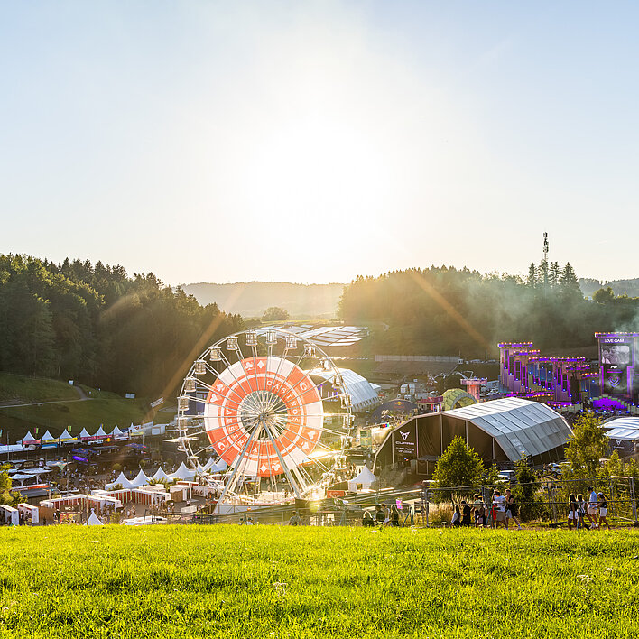 Electric Love Festival Gelände mit Sonnenblumenfeld im Vordergrund