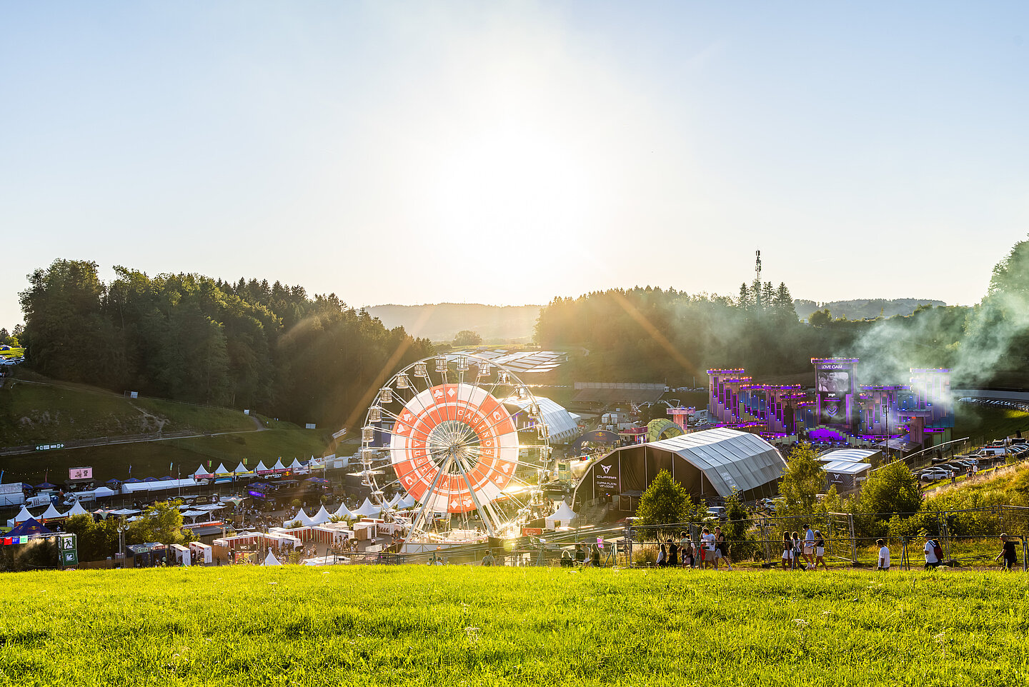 Electric Love Festival Gelände mit Sonnenblumenfeld im Vordergrund