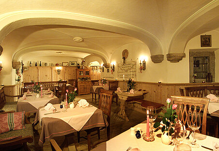 Gemütliche Restaurantstube mit schön gedeckten Tischen im Romantikhotel Zell am See