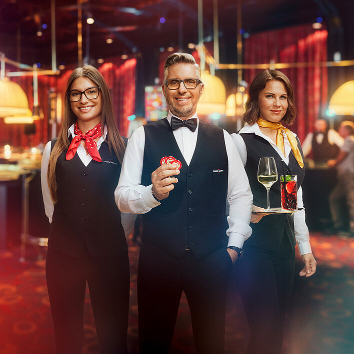 Mitarbeiter und Mitarbeiterinnen im Casino Spielsaal