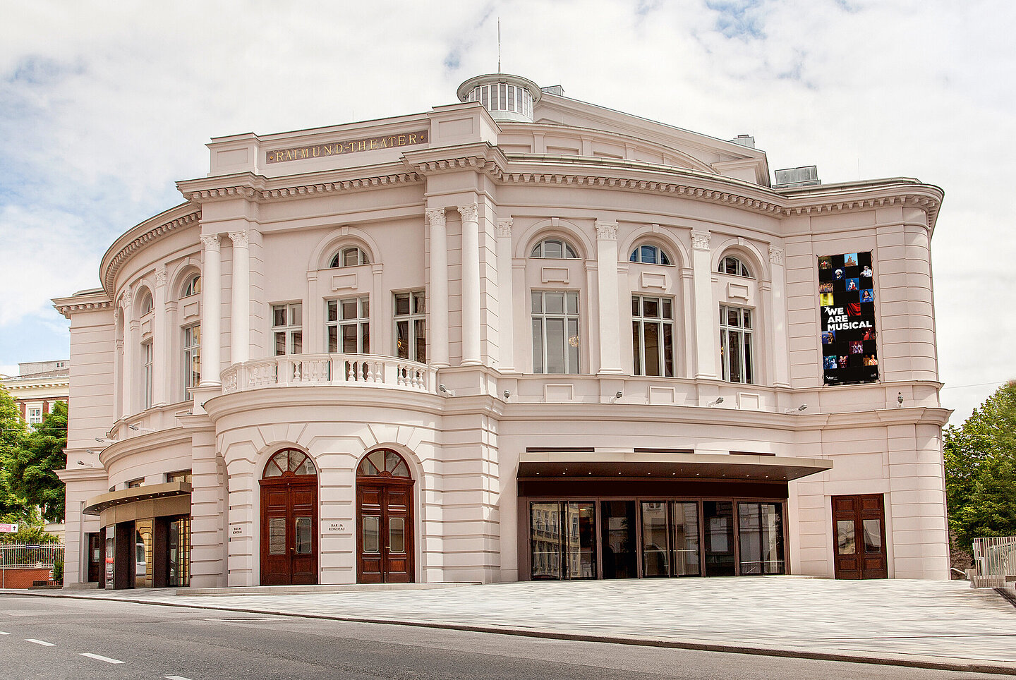 Raimund Theater Außenansicht bei Tag