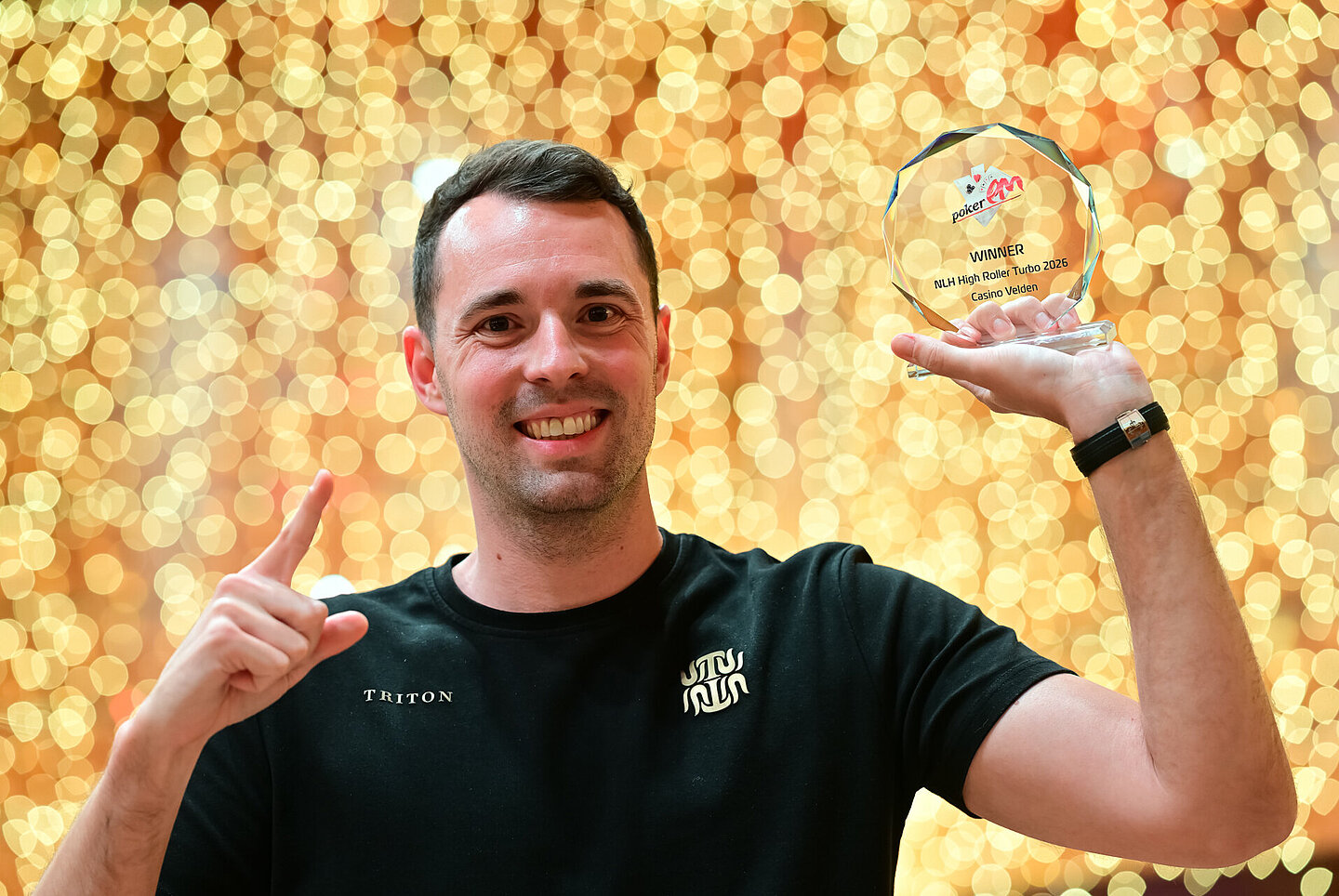 Der Gewinner hält seinen Pokal in den Händen. 