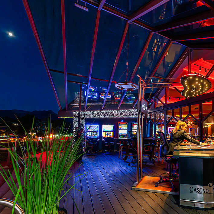 Black Jack Tisch auf Terrasse bei Nacht