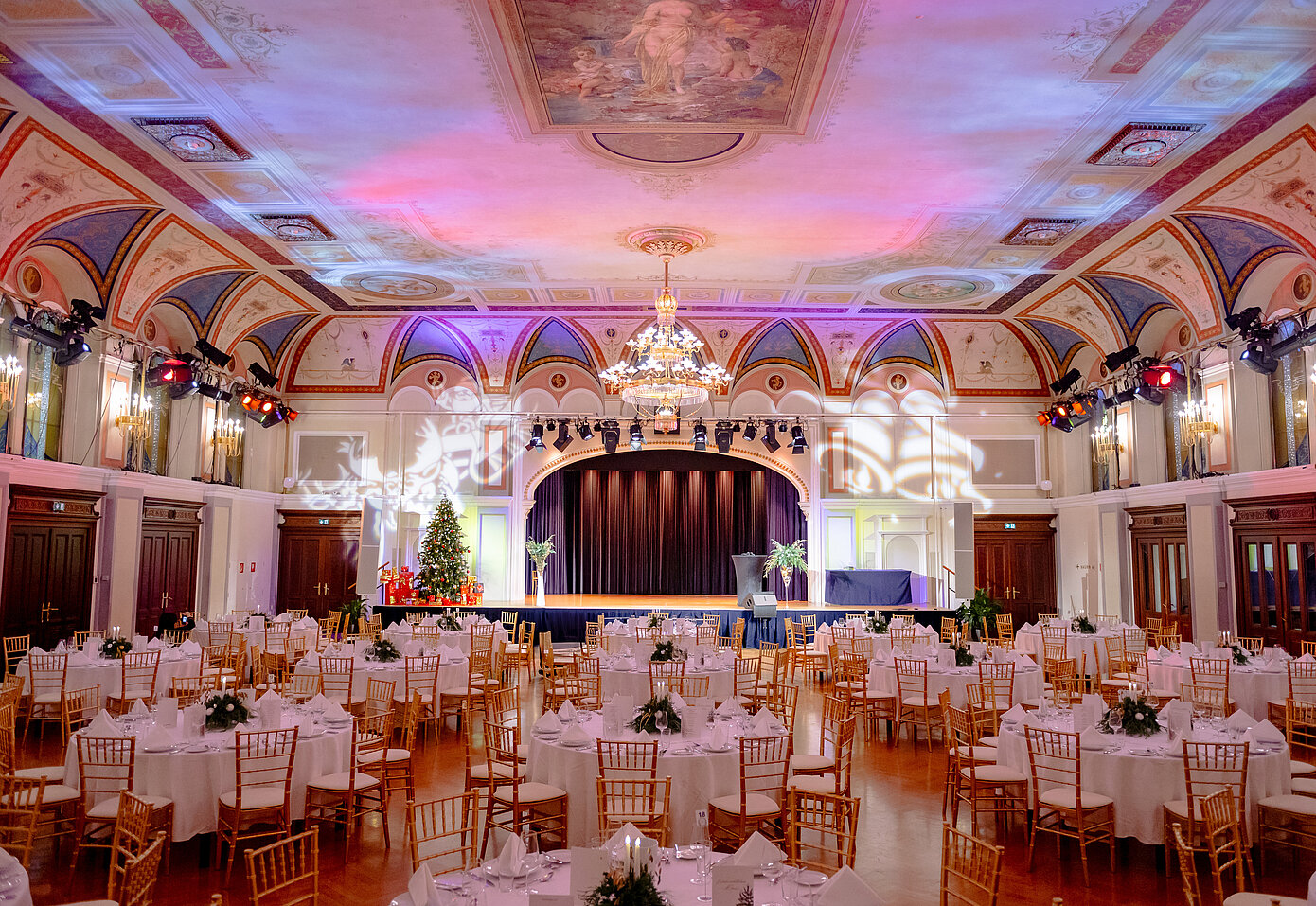 Weihnachtlich dekorierter Festsaal
