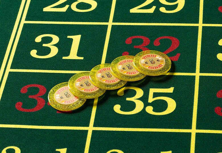 Croupier Hand 5 Begrüßungsjetons zu 5 Euro