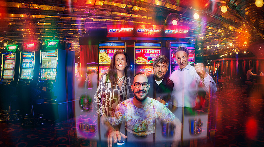 Menschengruppe vor einem Spielautomaten