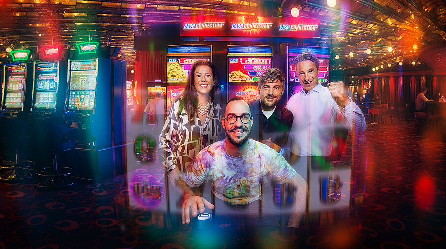 Menschengruppe vor einem Spielautomaten