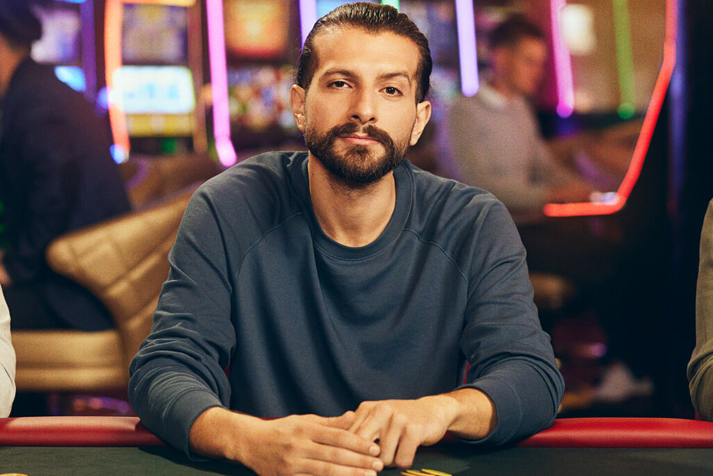 Dame und zwei Herren spielen Poker bei Casinos Austria