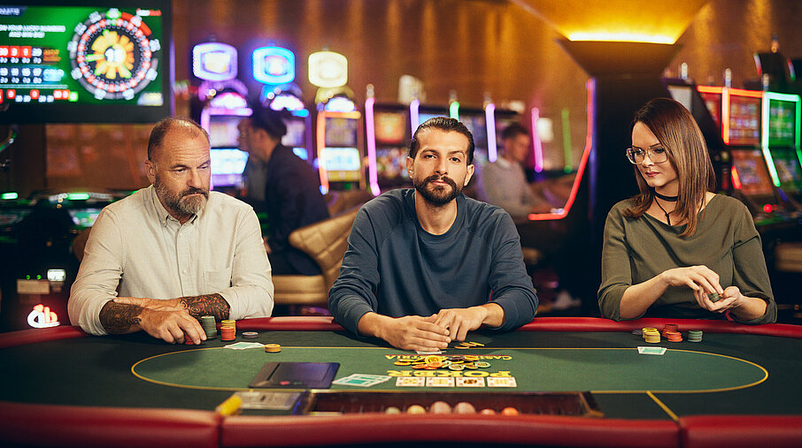 Dame und zwei Herren spielen Poker bei Casinos Austria